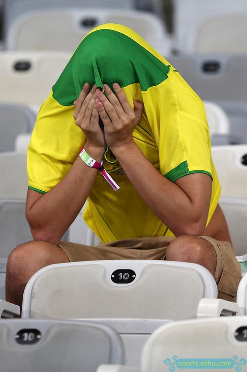 巴西输球后球迷的反应
